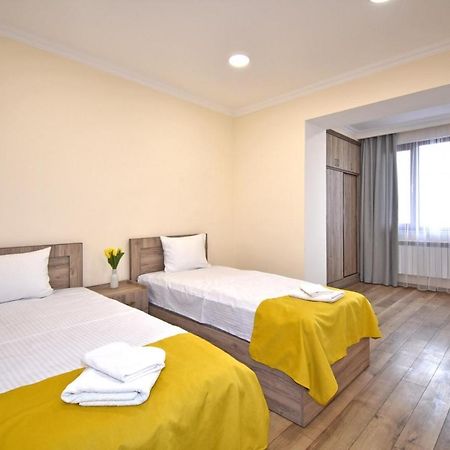 2 Bedroom Apartment, Quiet And Spacious Erevan Exterior foto