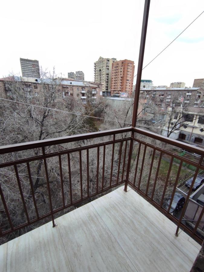 2 Bedroom Apartment, Quiet And Spacious Erevan Exterior foto
