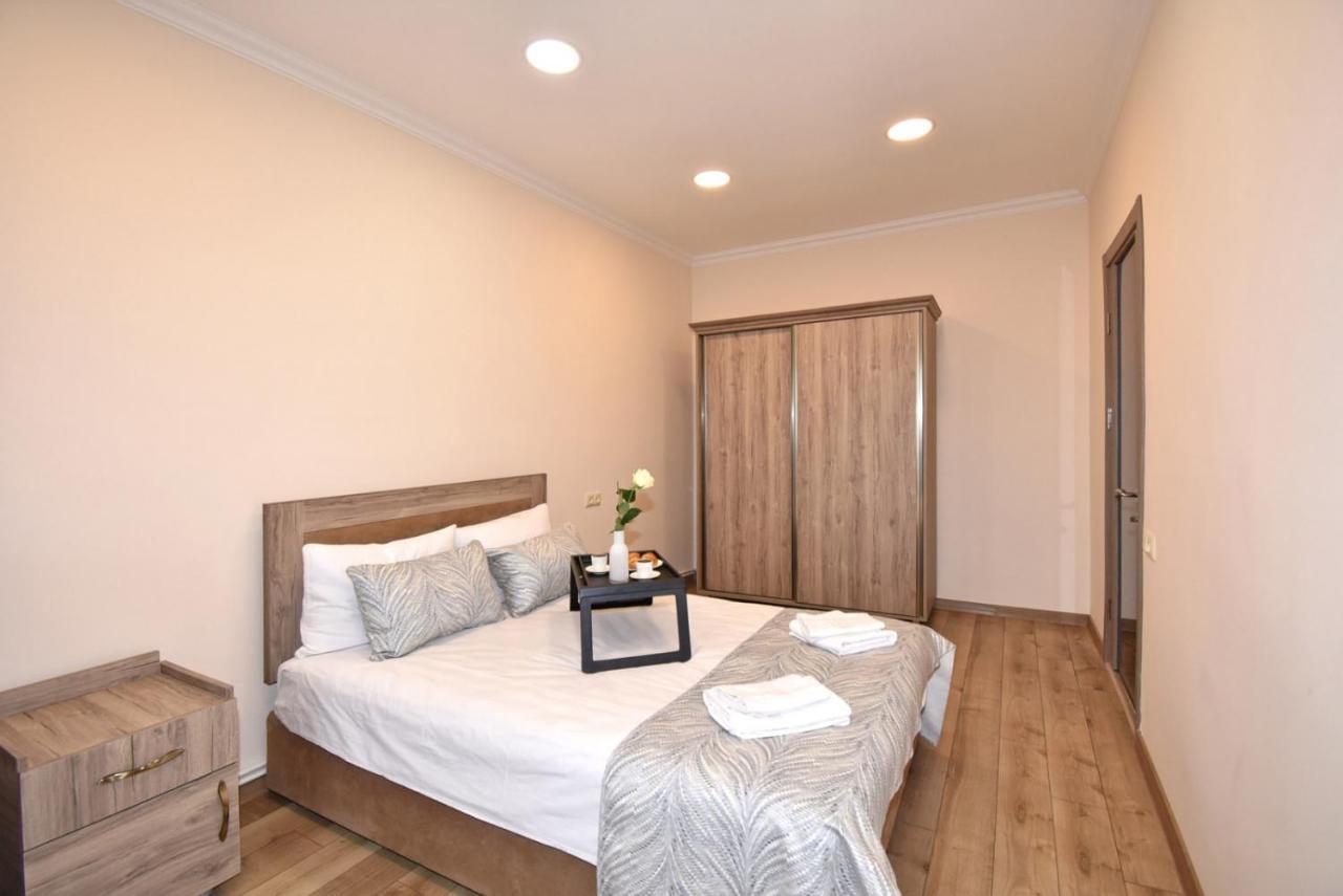 2 Bedroom Apartment, Quiet And Spacious Erevan Exterior foto