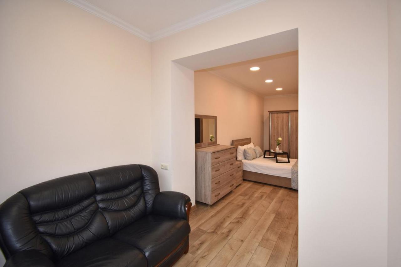2 Bedroom Apartment, Quiet And Spacious Erevan Exterior foto