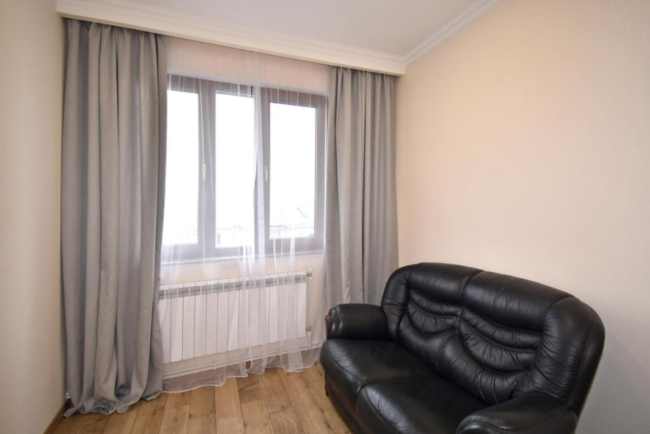 2 Bedroom Apartment, Quiet And Spacious Erevan Exterior foto