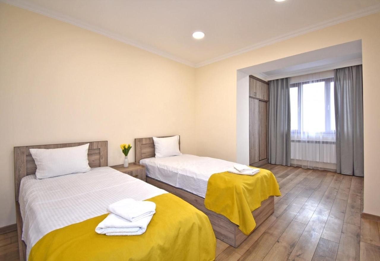 2 Bedroom Apartment, Quiet And Spacious Erevan Exterior foto