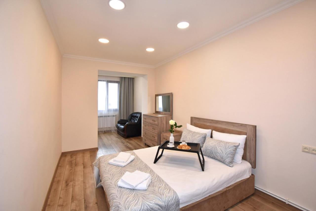 2 Bedroom Apartment, Quiet And Spacious Erevan Exterior foto