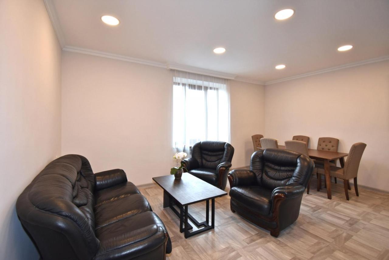 2 Bedroom Apartment, Quiet And Spacious Erevan Exterior foto