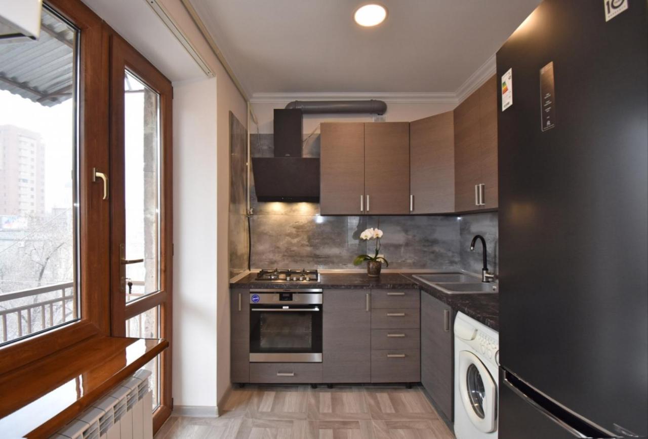 2 Bedroom Apartment, Quiet And Spacious Erevan Exterior foto