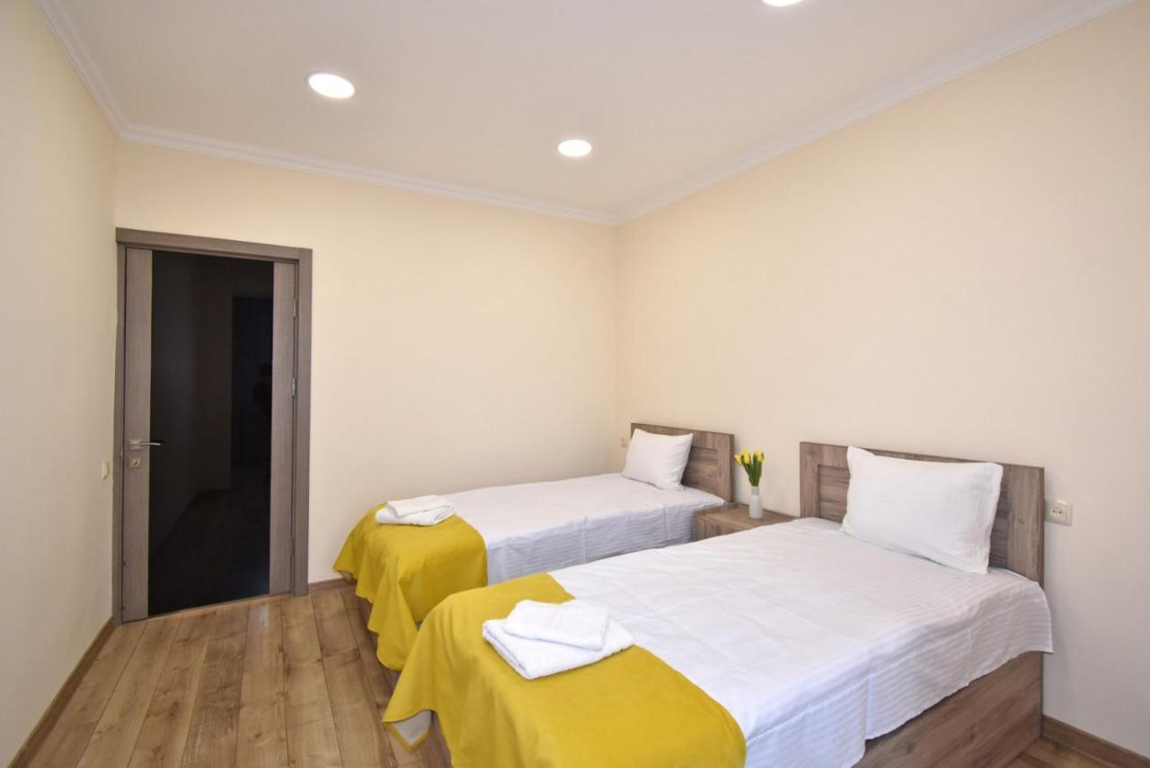 2 Bedroom Apartment, Quiet And Spacious Erevan Exterior foto