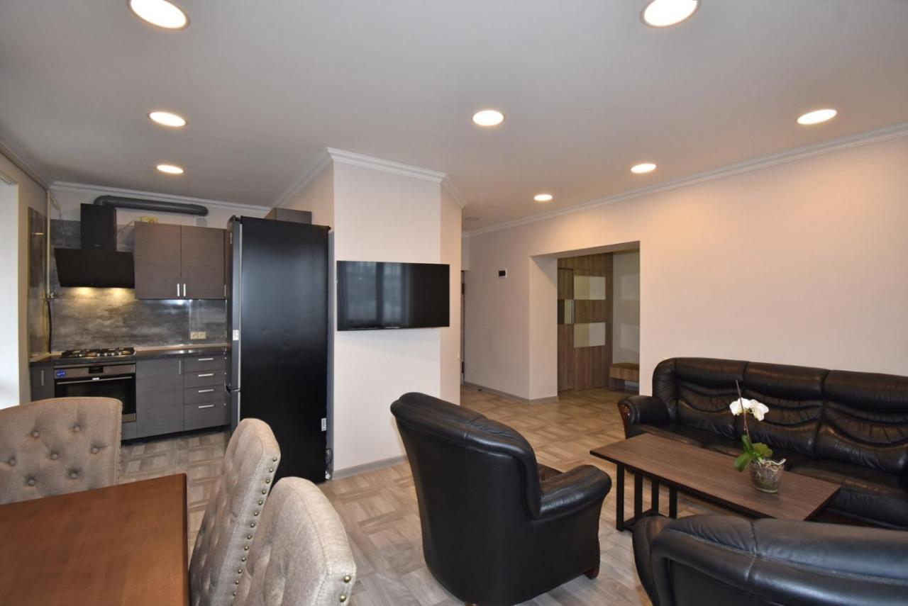 2 Bedroom Apartment, Quiet And Spacious Erevan Exterior foto